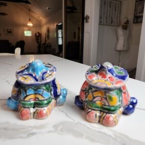 TALAVERA MEXICAN SLEEPING PONCHO MAN SALT PEPPER SHAKER